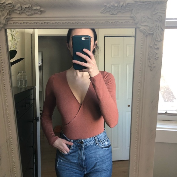 ❤️🔥Aritzia Crossover Bodysuit❤️🔥 - Picture 4 of 7